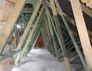 Zateplení stropu rodinného domu pomocí foukané izolace